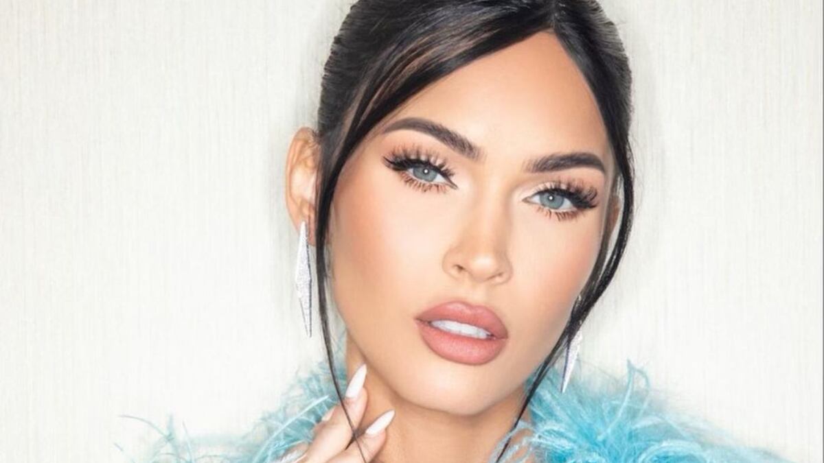 La tendencia Y2K que sigue Megan Fox: minifalda de lentejuelas y corset