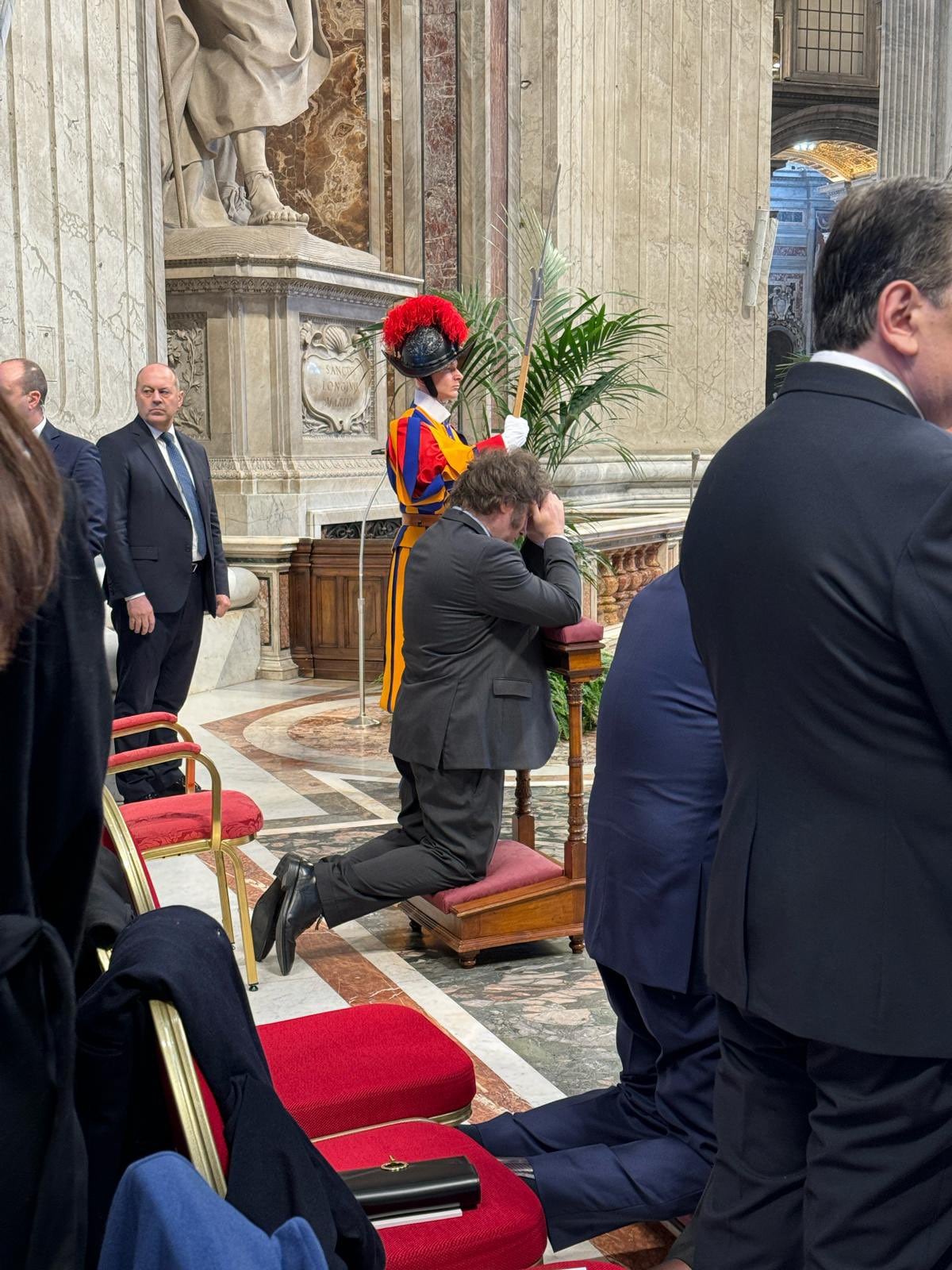 El jefe de Estado estuvo en la primera fila del encuentro religioso.