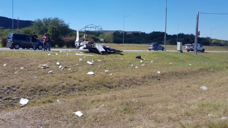 El food truck colisionó en la autopista Córdoba Carlos Paz, en San Nicolás.