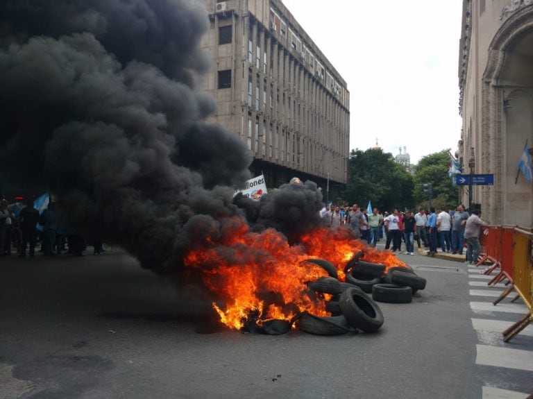 La protesta de Luz y Fuerza de este lunes con ataques a huevazos a Cadena 3 y rotura de vallas en la Lotería.