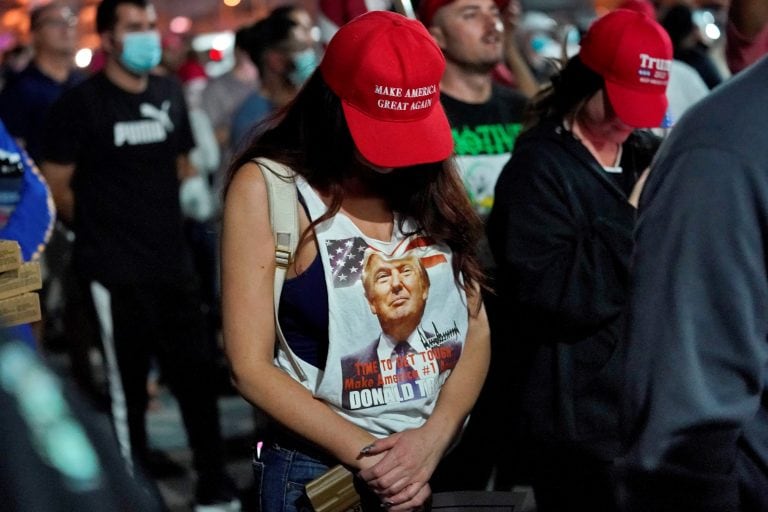 Seguidores de Donald Trump esperan el recuento de votos en el condado de Maricopa, en Arizona (AP Photo/Matt York)