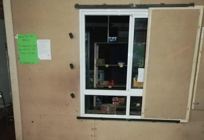 El lugar que fue violentado dentro de la escuela de Godoy cruz y desde donde se robaron golosinas.