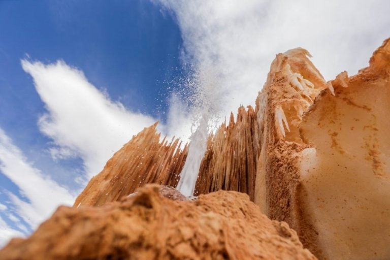 El sorprendente geiser de Catua, donde el agua que surge a altísima temperatura, en ocasiones se congela.