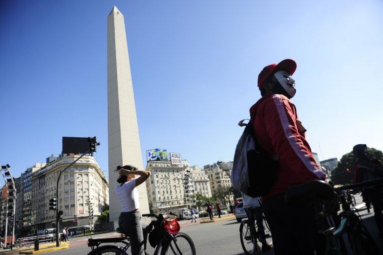 Trabajadores de aplicaciones de delivery protestan en el centro porteño. (Clarín)