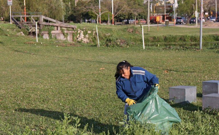 La limpieza de las lagunas estuvo a cargo de voluntarios y personal del municipio. (Prensa Municipio de Resistencia)