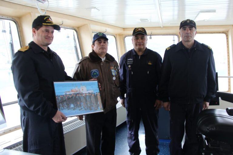 Entrega del cuadro al comandante del Rompehielos A.R.A "Almirante Irizar"