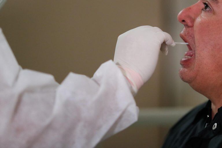 Un especialista realiza una prueba de COVID-19 en el Hospital de Agudos de Ezeiza, en la Provincia de Buenos Aires.