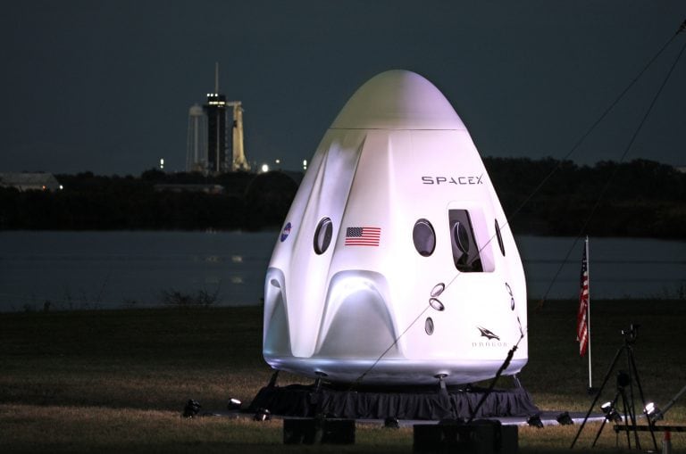 Así es la nave Crew Dragon de SpaceX, que lleva a los astronautas hasta la Estación Espacial Internacional. Esta es la primera vez que el artefacto transporta a cuatro personas (en el primer vuelo, había sido ocupada por solo dos tripulantes).