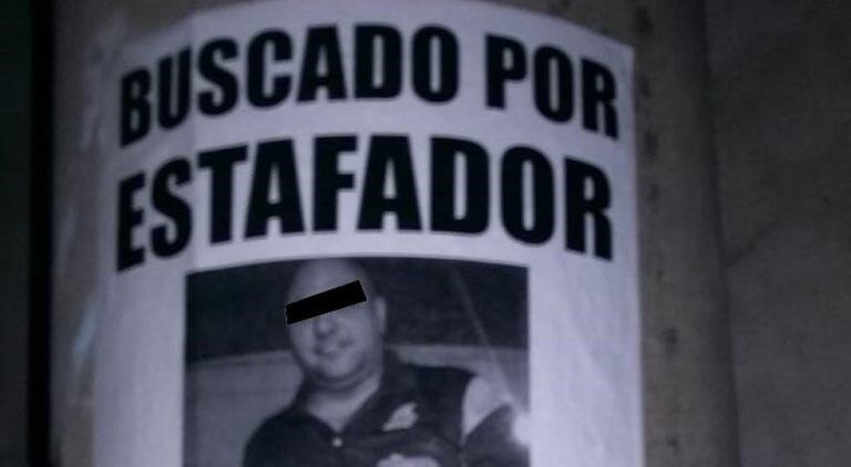 Carteles en el barrio contra el denunciado.