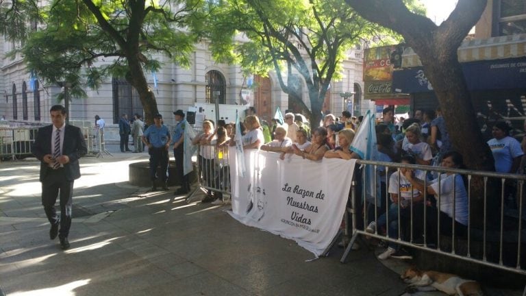 Las sesiones en la Legislatura arrancan con Schiaretti en el discurso y la queja de los comerciantes por el operativo de seguridad.