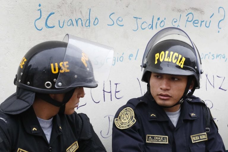 La tranquilidad reina en Perú un día después de la disolución del Congreso, con el debate centrado ahora en la constitucionalidad de la decisión del presidente Martín Vizcarra y, también, en la designación, por una facción del Legislativo, de la vicepresidenta Mercedes Aráoz como "presidenta en funciones". Crédito: EFE/Paolo Aguilar.