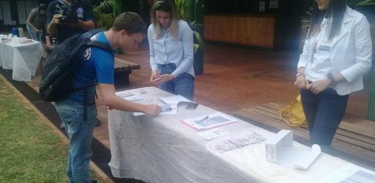 Entregaron tarjetas universitarias de descuentos y promociones para estudiantes de la Facultad de Ciencias Forestales.