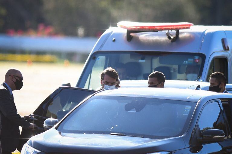 Jair Bolsonaro, dejando el palacio de la Alvorada para regresar a trabajar en Planalto. (Foto: Andre Borges/EFE)