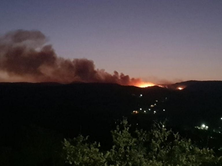 El fuego no pone en riesgo a las viviendas del sector, aseguraron desde Defensa Civil.