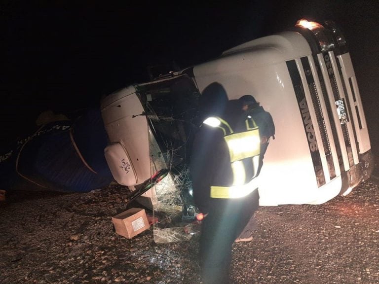 El camión volcó en horas de la madrugada.