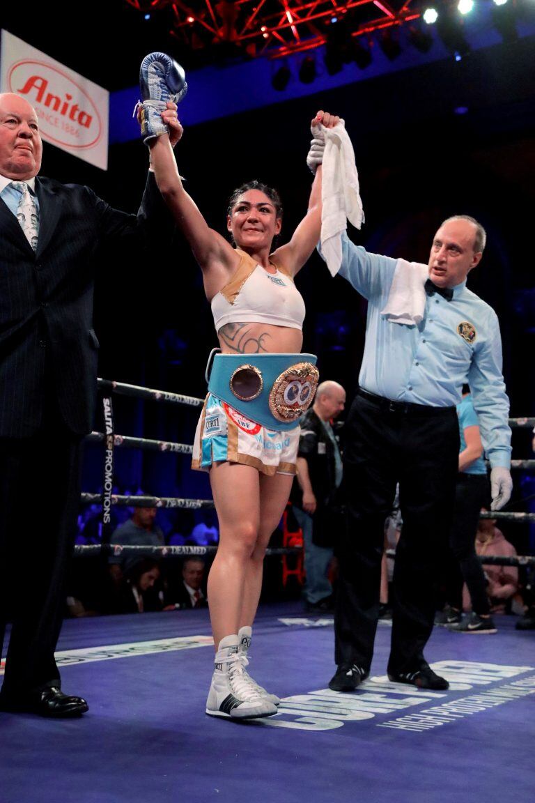 La jujeña Brenda Karen Carabajal luce radiante el cinturón de campeona mundial de peso pluma femenino de la FIB, tras vencer a Elena Gradinar en Atlantic City, el 13 de abril de 2019. (AP Photo/Julio Cortez)