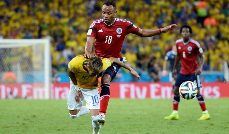 De espaldas. Neymar iba a ser la gran figura del Scratch pero un brutal rodillazo del colombiano Zuñiga, lo sacó de la copa.