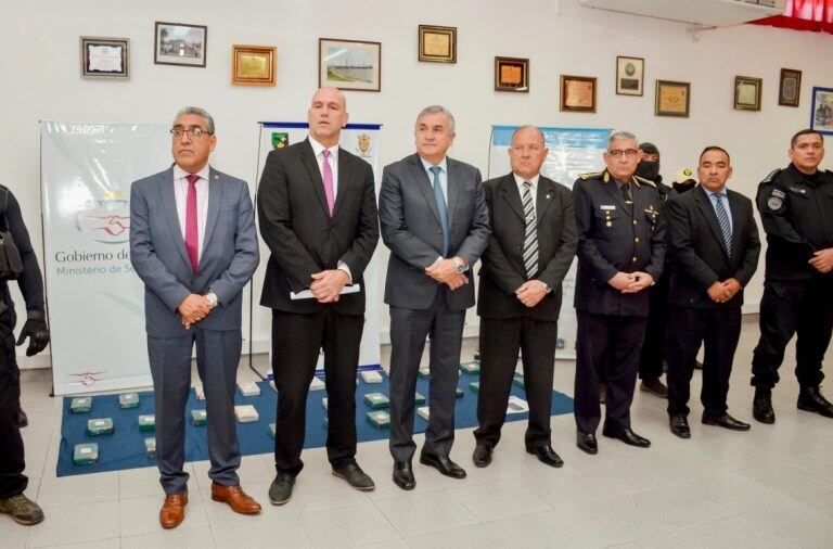 El ministro de Seguridad, Ekel Meyer (2° izq.) informó que en las tareas que derivaron en el hallazgo de 33 kilos de clorhidrato de cocaína, participaron la Agencia Provincial de Delitos Complejos y la Secretaria de Seguridad, en conjunto con la Dirección Provincial de Narcotráfico de la Policía.