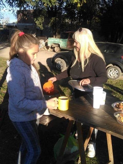 Carla Torres y su familia ayudan a sus vecinos de Río Ceballos solidarios (Foto: Radio Turismo)