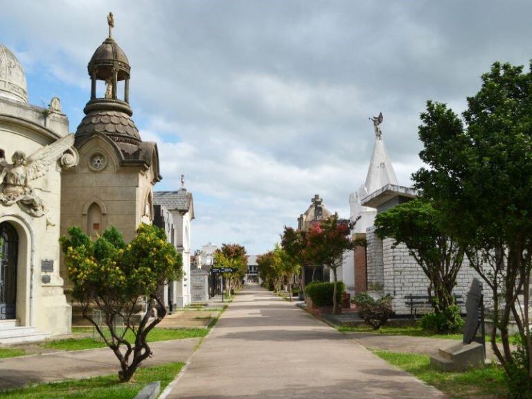 El cementerio de San Francisco, víctima del robo de floreros y copas de bronce.