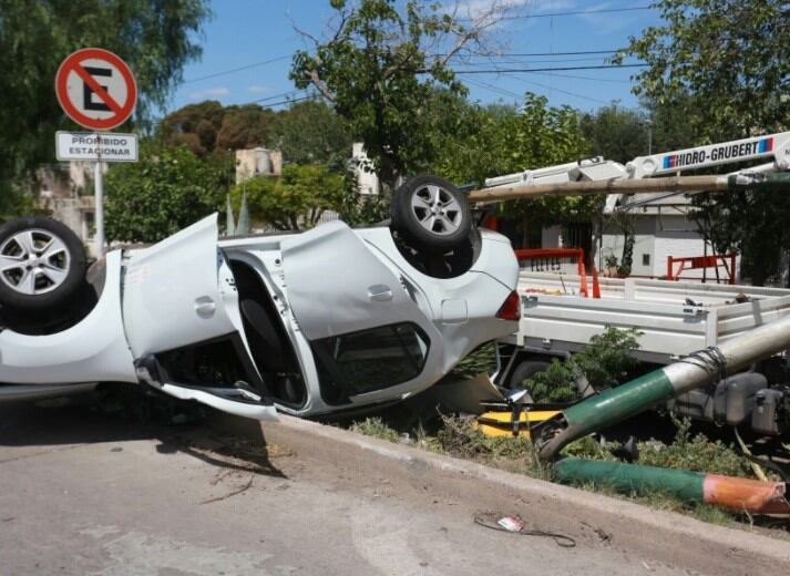 El Renault Logan circulaba a alta velocidad, la conductora perdió el dominio, chocó contra un poste de luz y volcó.