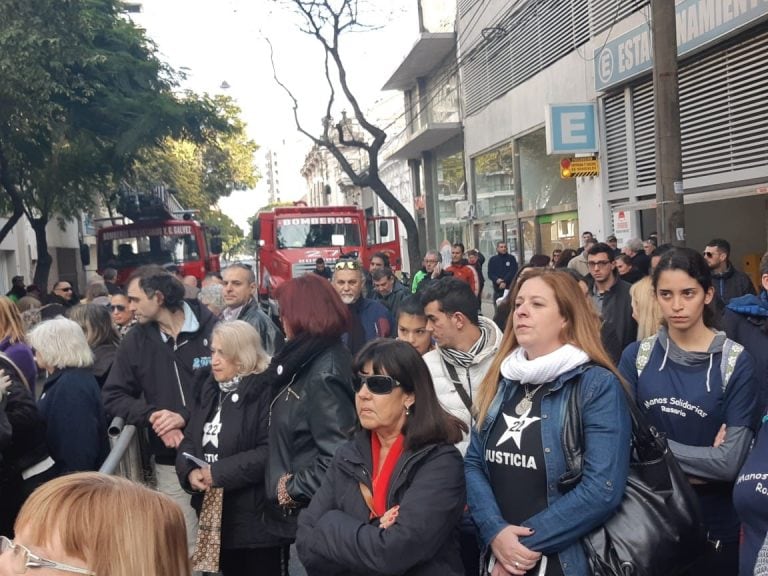 Los familiares de las víctimas de calle Salta 2141 encabezaron el acto a 5 años de la tragedia. (Gentileza: Eugenia Iermoli)