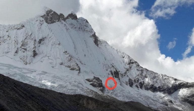 Circulo rojo: sería el lugar donde se divisaron los cuerpos de los alpinistas.