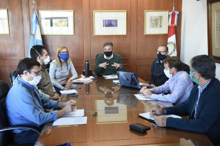 Reunión de concejales y el intendente Luis Concejales, todos con tapabocas