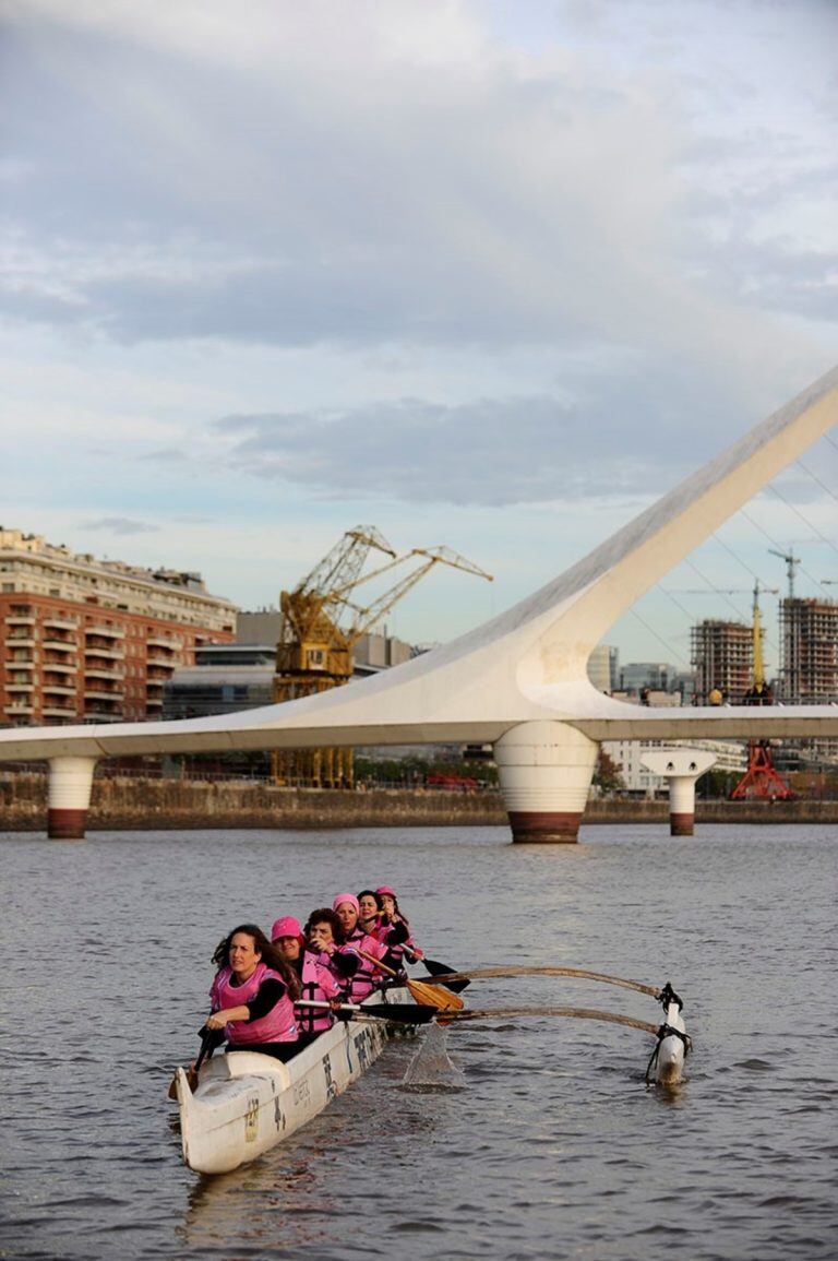 El equipo en Puerto madero antes del viaje a Florencia, donde participarán del Mundial de Remo Bote Dragón. (Foto: Ariel Grinberg)