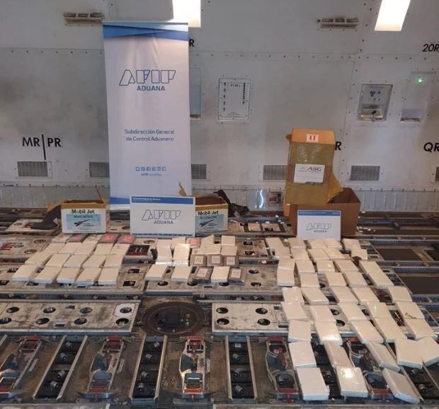 Ezeiza: así fue el operativo en el que secuestraron 82 kilos de cocaína en un avión.