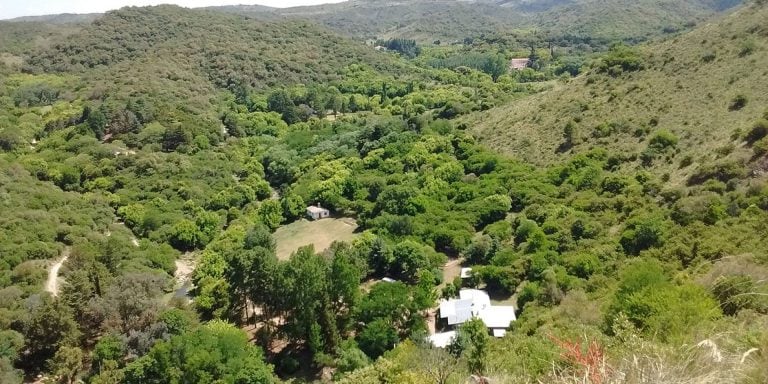 Paisaje característico de las Sierras Chicas de Cordoba posee montañas hasta 1450 metros. Rodeado por flora y fauna autóctona a la vera del Río Salsipuedes y a 400 mts. de la imponente cascada El Salto de La Estancita, con su hermoso balneario natural (laestancita.com.ar).