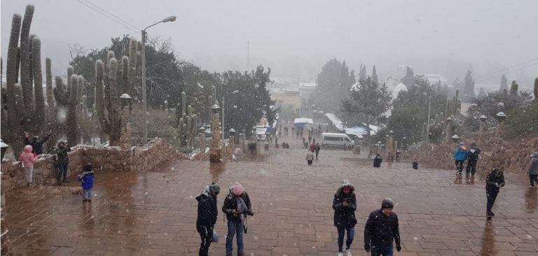 A poco de comenzar a nevar, los turistas comenzaron a poblar las escalinatas del Monumento a los Héroes de la Independencia.