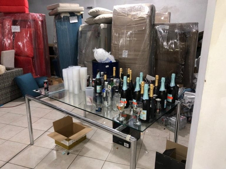 El personal policial ingresó al lugar y encontró a unas 30 personas, equipos de audio, luces y bebidas alcohólicas.(Foto: Policía de la Ciudad)