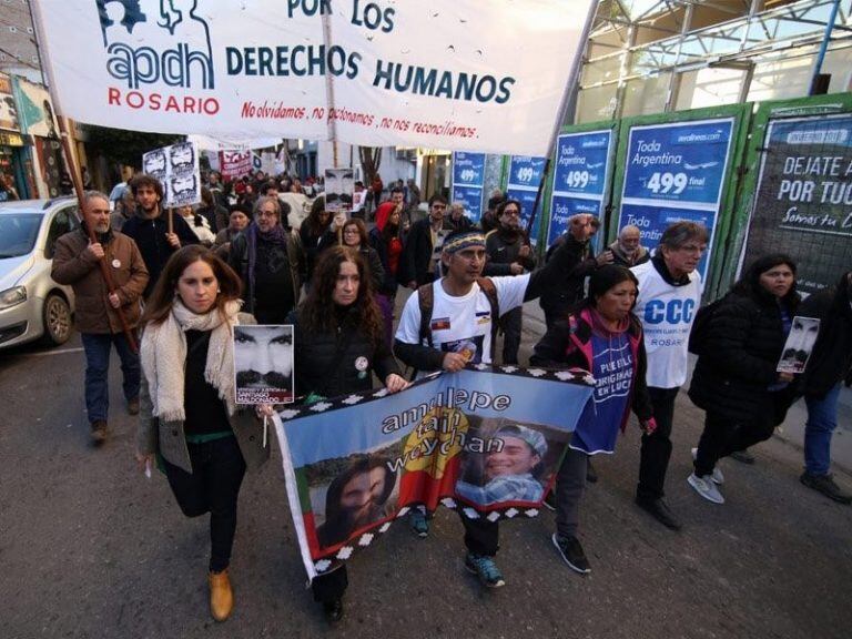 Rosario pidió justicia a un año de la desaparición y muerte de Santiago Maldonado.