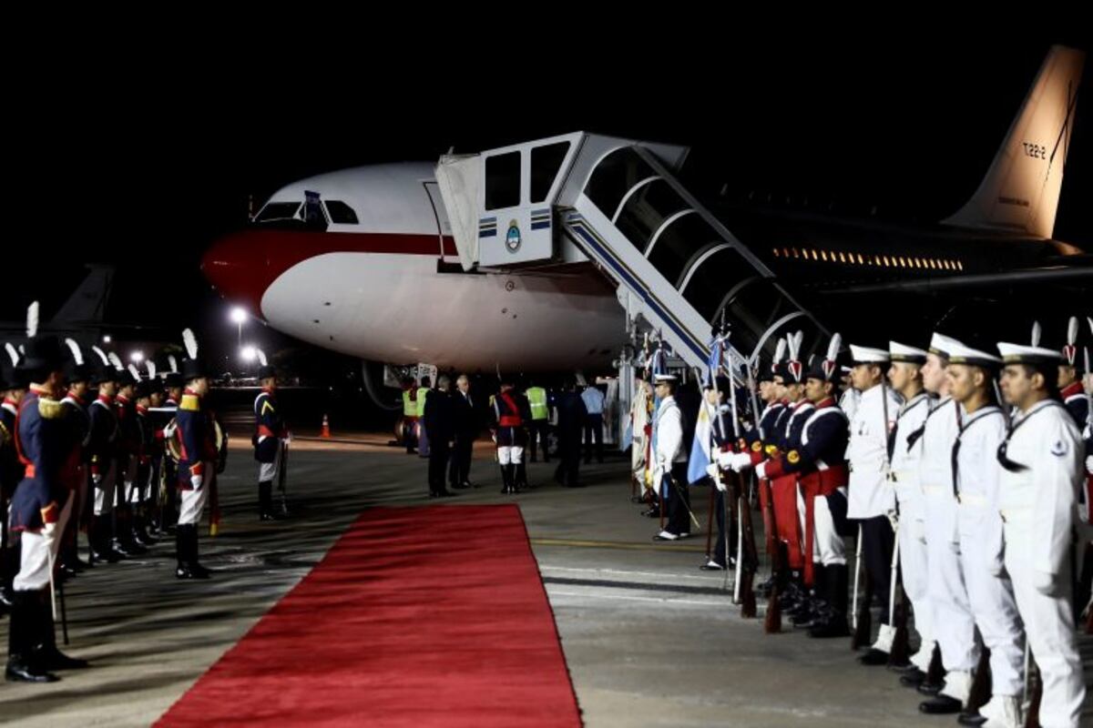Una insólita falla de cálculo sorprendió a los Reyes de España en su llegada a Aeroparque