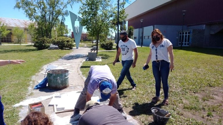 Recomponen la Cruz Chamana de la Plaza de la Memoria