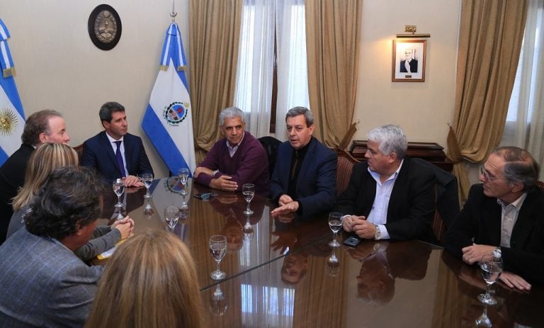 Previo al lanzamiento de los créditos, hubo una charla entre las autoridades del Banco San Juan y el Gobierno.