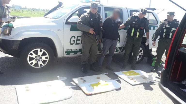 Gendarmería inspeccionó el equipaje en el peaje de la Comuna de Aldao. (@minseg)