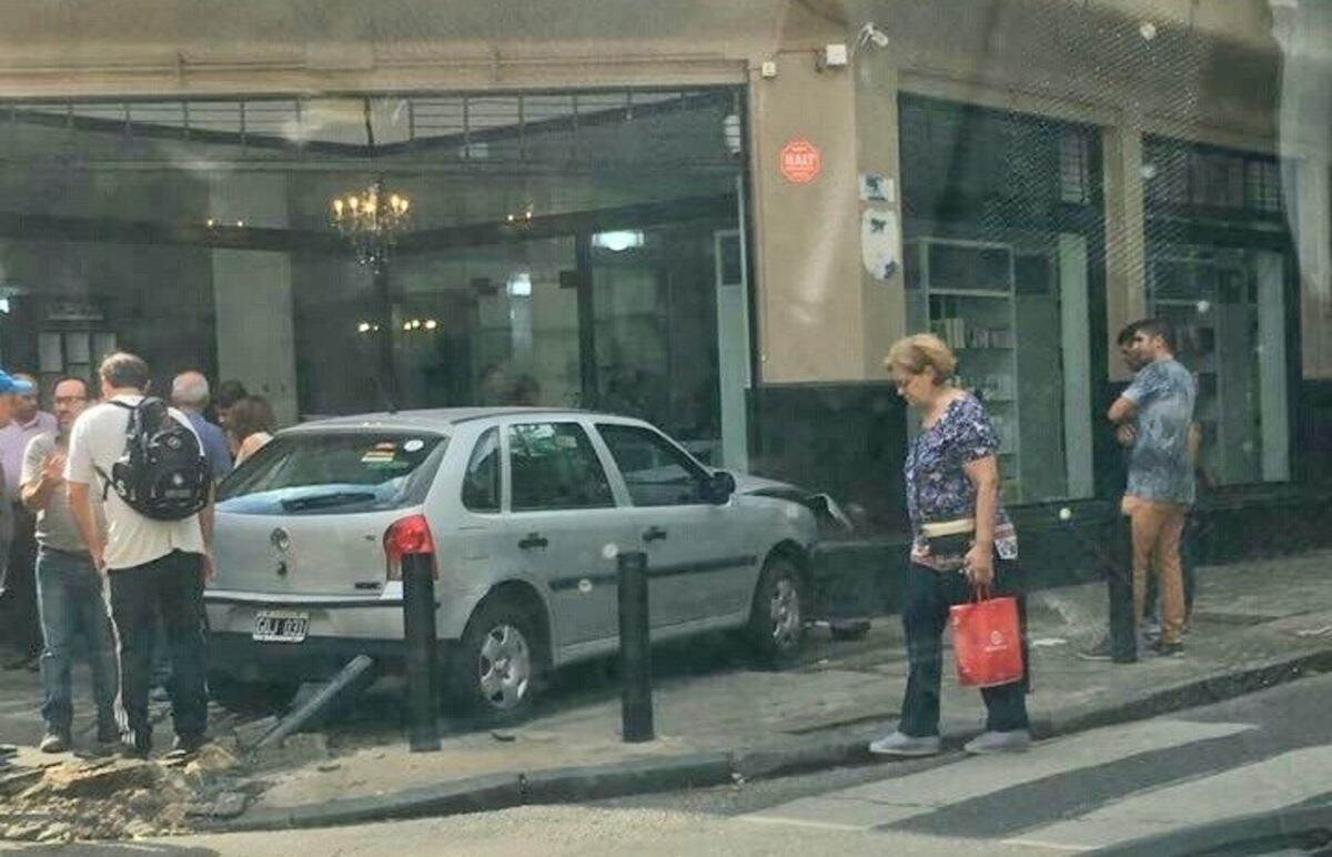 Espectacular siniestro: perdió el control de su auto y chocó contra un ...