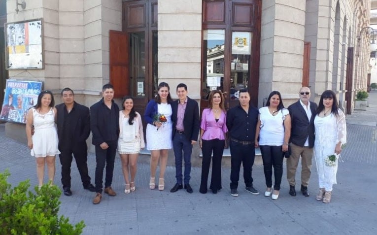 De fondo, el imponente Teatro Municipal. Cinco parejas sellaron su amor en el escenario.