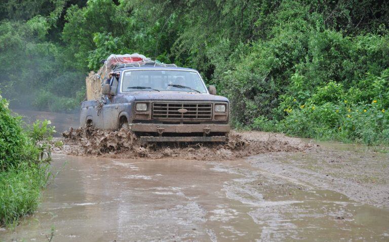 Camioneta de Chata Solidaria, atravesando terreno difícil. (Web).