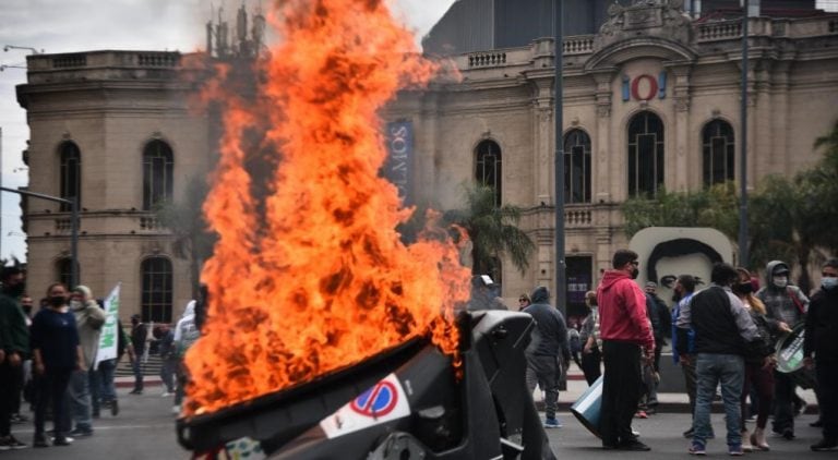 Al menos seis policías terminaron heridos y siete manifestantes detenidos. (Foto: Pedro Castillo)