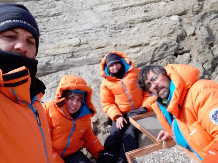 Equipo de investigación de la UNLP. Alejandra en el centro.