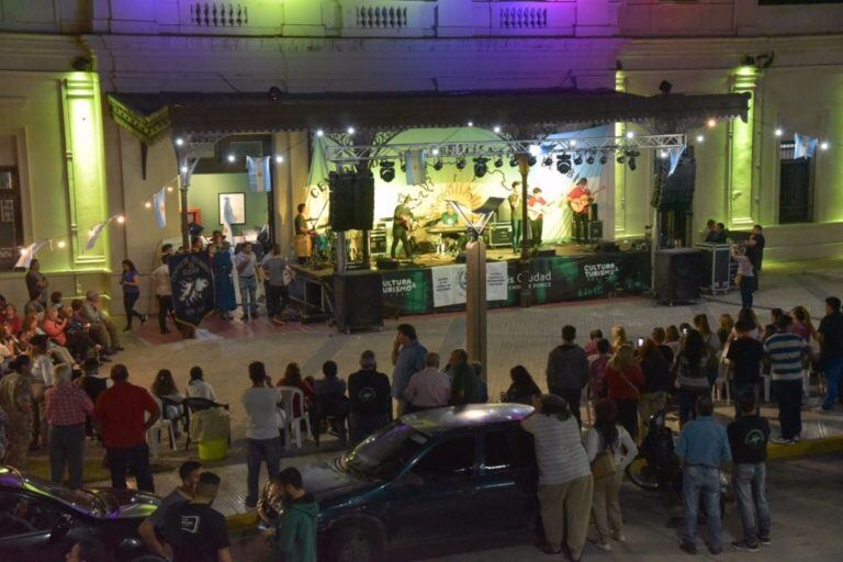 En el Centro Cultural José La Vía se homenajeó a los combatientes y caídos en Malvinas.