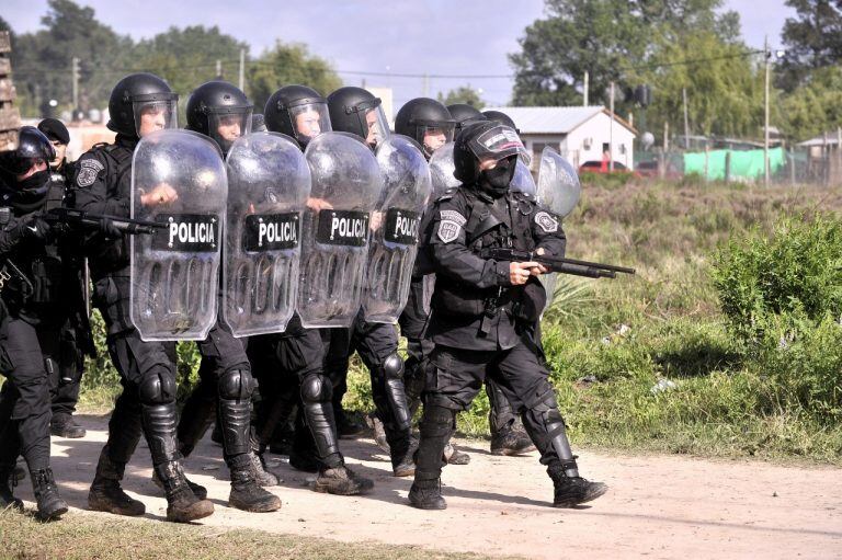 Desalojo de ocupantes que tomaban tierras en la localidad bonaerense de Guernica. (Clarín)