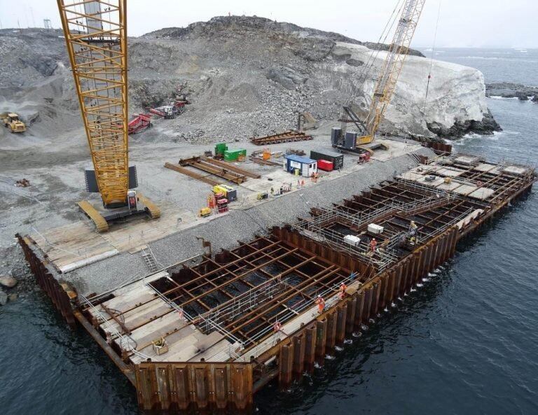 Nuevo puerto en la Base Antártica "Rothera" (Base Inglesa, Isla Adelaida).