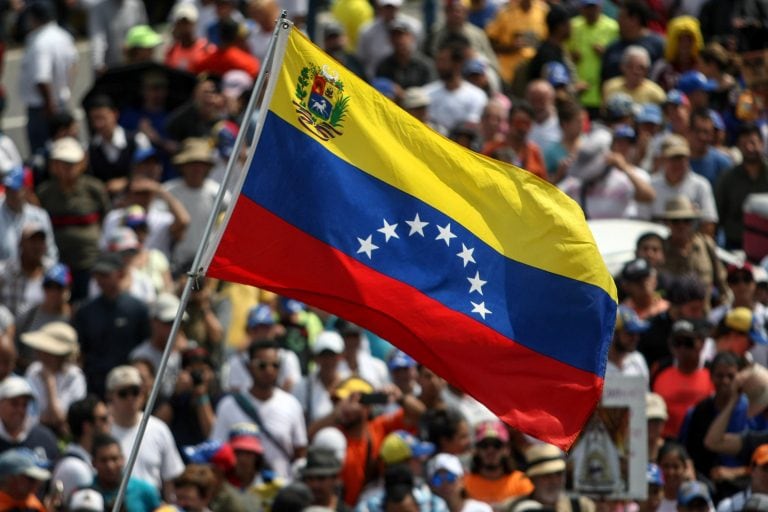 CAR01. CARACAS (VENEZUELA), 24/04/2017 - Venezolanos participan en una manifestación contra el Gobierno venezolano hoy, lunes 24 de abril de 2017, en Caracas (Venezuela). Centenares de venezolanos en varias ciudades del país comenzaron a concentrarse para