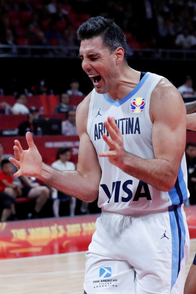 La alegría del capitán de la selección Luis Scola.  Foto: AP/Andy Wong.