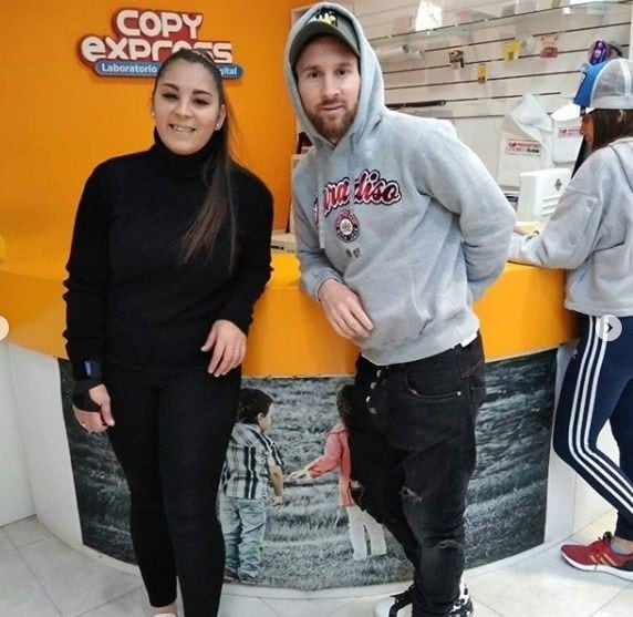 Lionel Messi estuvo en un shopping de Funes y se prendió para las fotos. ( Instagram / @funesmall)