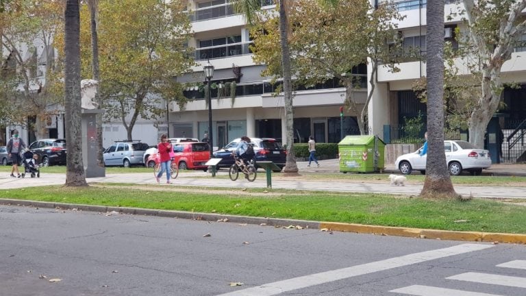 Los rosarinos aprovecharon el bulevar Oroño en las primeras dos jornadas de los paseos recreativos en medio de la pandemia. (Vía Rosario)